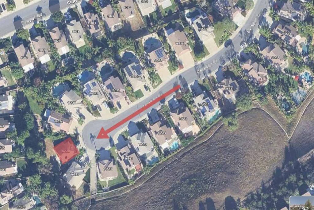 Cul-de-Sac 中入口道路直指某户住宅的示意图（红箭头与红色标注）。