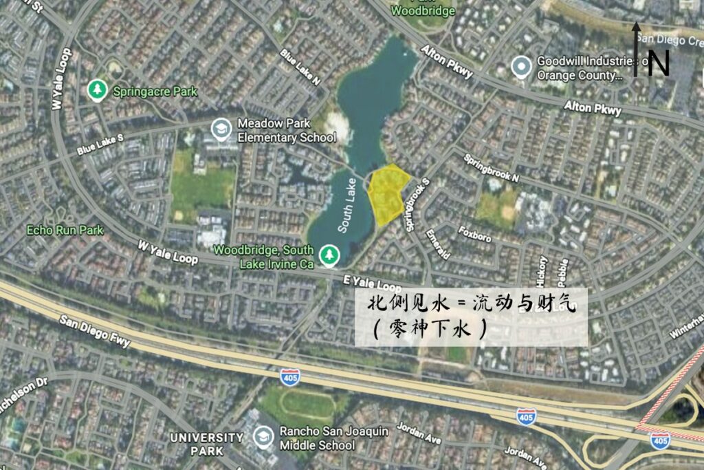 Woodbridge（Irvine）湖区卫星图示意：住宅位于湖的南侧，使水域落在住宅北面，符合九运语境下“零神下水、宜水宜动”的取用思路。