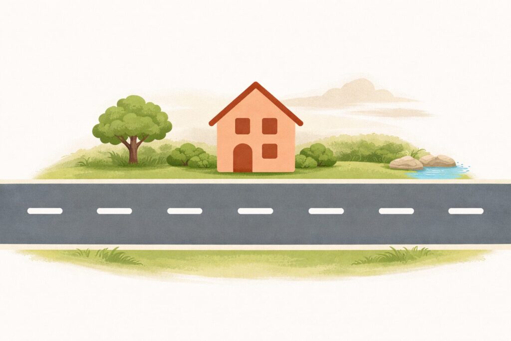 住宅横向平直道路风水示意图，房屋前方有一条与住宅大致平行的道路，车流平缓经过，象征外部环境较为安定、气场流转平稳。