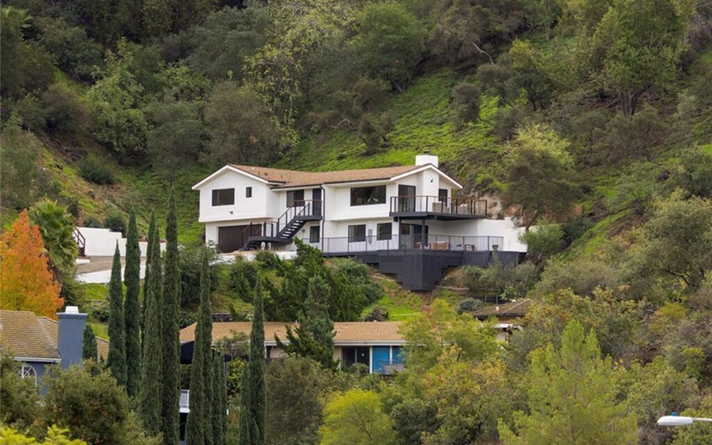 Pasadena 坡地住宅贴山而建，后方山势较近且较陡，需细分是有靠还是受压