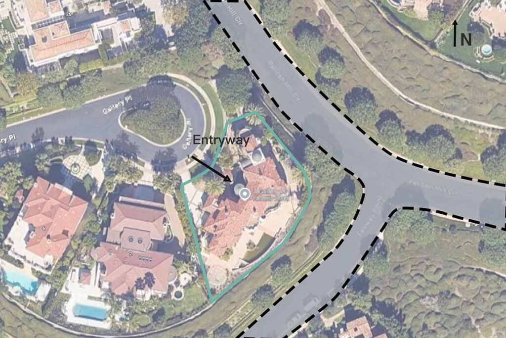 卫星图示意：主路转角形成夹击式动线，地块呈三角形锐角，住宅位于路口外露位置需谨慎评估。